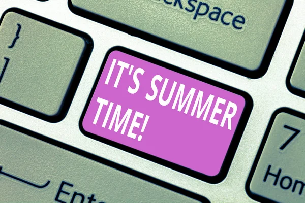 Segno di testo che mostra S Summer Time. Foto concettuale Relax soleggiato stagione calda dell'anno Vacanza viaggio in spiaggia Tastiera chiave Intenzione di creare messaggio del computer premendo idea tastiera . — Foto Stock