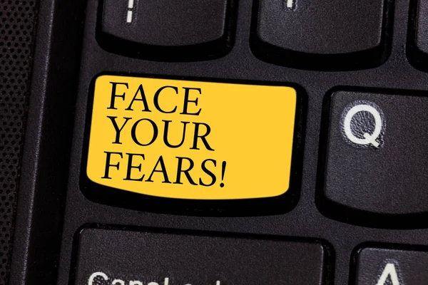 Metin Yüz Your Fears Yazılı Kelime Kavramı Için Cesaretleri Cesur — Stok fotoğraf