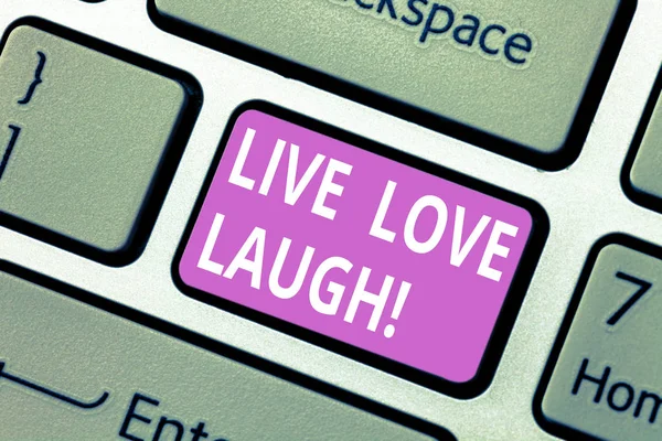 Signo de texto que muestra Live Love Laugh. Foto conceptual Inspirarse positivo disfrutar de sus días riendo buen humor Teclado clave Intención de crear mensaje de ordenador presionando el teclado idea . — Foto de Stock