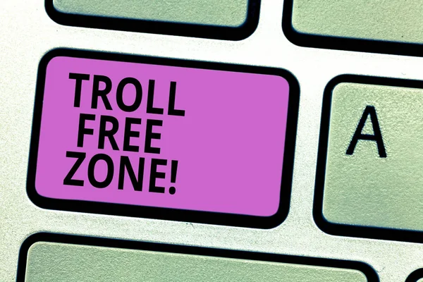 Escrevendo nota mostrando Troll Free Zone. Foto de negócios mostrando Rede social onde tolerância e bom comportamento é uma política Teclado chave Intenção de criar mensagem de computador pressionando ideia teclado . — Fotografia de Stock