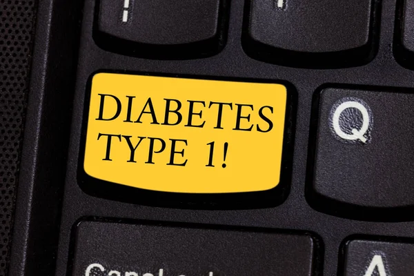 Word schrijven tekst Diabetes Type 1. Bedrijfsconcept voor aandoening waarbij de alvleesklier produceren weinig of geen insuline toets op het toetsenbord te willen maken van computer bericht op idee van het toetsenbord te drukken. — Stockfoto