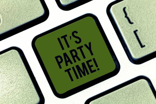 Word tekst intoetsen It S Party Time. Businessconcept voor het juiste moment om te vieren veel plezier doen om een disco dansen toets op het toetsenbord te willen maken van computer bericht op idee van het toetsenbord te drukken. — Stockfoto