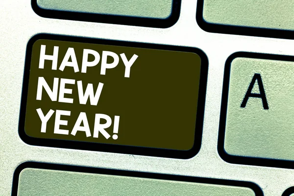 Почерк написания текста С Новым годом. Концепция, означающая поздравление с праздником Новый старт С наилучшими пожеланиями Клавиатурная клавиша Намерение создать сообщение с помощью клавиатуры . — стоковое фото