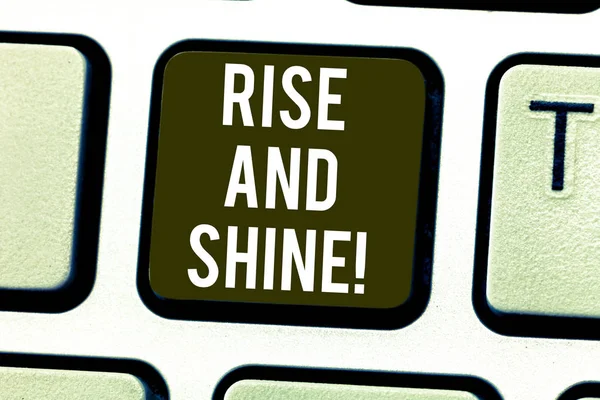 Texto a mano Levántate y brilla. Concepto significado Motivación para comenzar un nuevo día Ser brillante y alegre Teclado Intención de crear mensaje de computadora presionando el teclado idea . — Foto de Stock