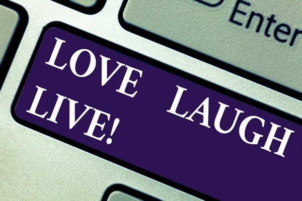 Слово письма текст, сміятися, жити любові. Концепція бізнесу для Be inspired позитивні користуються ваші дні, сміючись хороший гумор клавіатури клавішу намір створити повідомлення комп'ютер, натиснувши клавіатурі ідея. — стокове фото