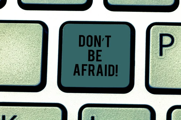 Tekst teken weergegeven: Don T Be Afraid. Conceptuele foto optimistisch gemotiveerd alles is gonna be oke toets op het toetsenbord te willen maken van computer bericht op idee van het toetsenbord te drukken. — Stockfoto