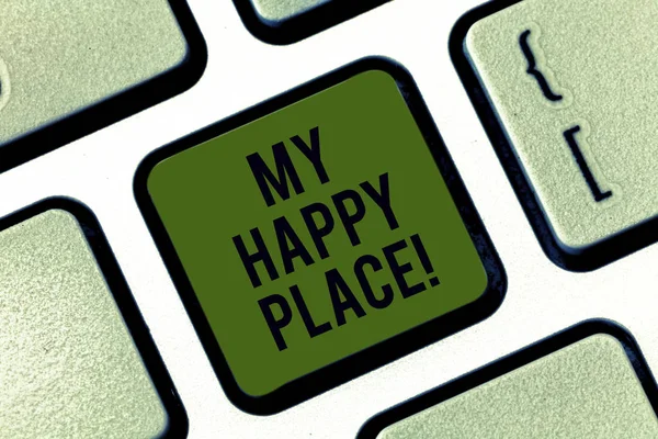 Word pisanie tekstu My Happy Place. Koncepcja biznesowa dla miejsca, gdzie czujesz się komfortowo, happy zrelaksowany inspirowane klawisz na klawiaturze zamiar utworzyć wiadomość komputer naciskając klawisz klawiatury, pomysł. — Zdjęcie stockowe