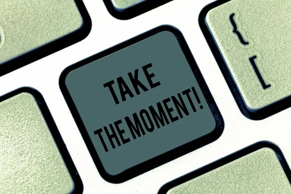 Het schrijven van nota nemen The Moment tonen. Zakelijke foto presentatie grijpen de dag en de kans worden gelukkig optimistisch positieve toets op het toetsenbord te willen maken van computer bericht op idee van het toetsenbord te drukken. — Stockfoto