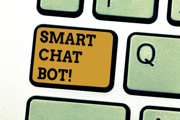 Signo de texto que muestra Smart Chat Bot. Foto conceptual Inteligencia artificial chatear con máquinas robots Teclado clave Intención de crear mensaje de computadora presionando el teclado idea . — Foto de Stock