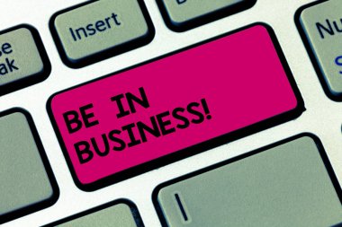 Word metin yazma işinde olmak. Şu anda Executing profesyonel çalışmak için iş kavramı işe şu anda klavye tuşuna basarak tuş takımı fikir bilgisayar ileti oluşturmak için niyet.