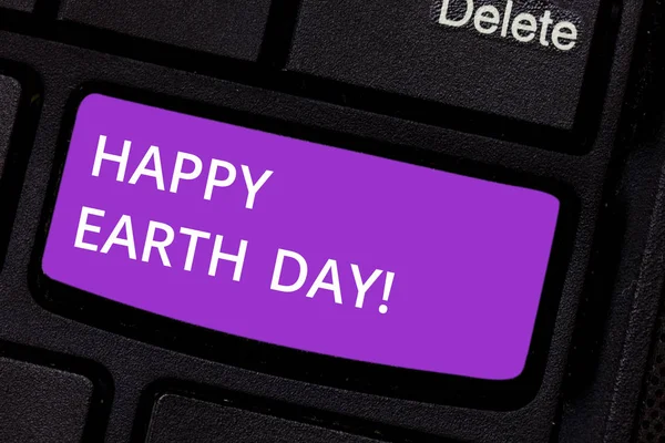 Text tecken visar glada Earth Day. Konceptuella foto världsomspännande firande av ekologi miljö bevarande tangent avsikt att skapa dator meddelande genom att trycka på knappsatsen idé. — Stockfoto