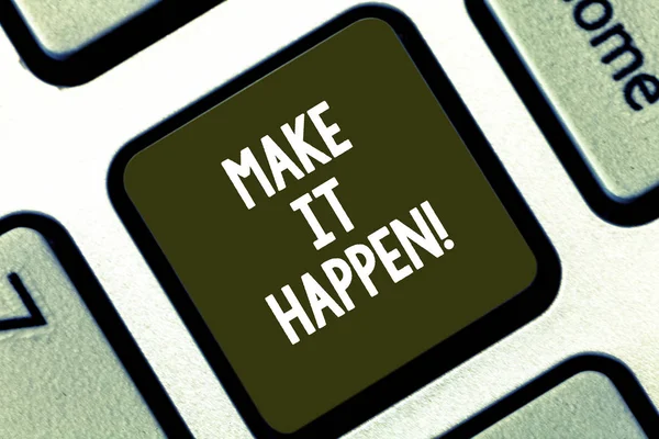 Signo de texto que muestra Make It Happen. Foto conceptual Haga las cosas para que sus objetivos se pueden lograr Motivación Teclado clave Intención de crear mensaje de computadora presionando el teclado idea . — Foto de Stock