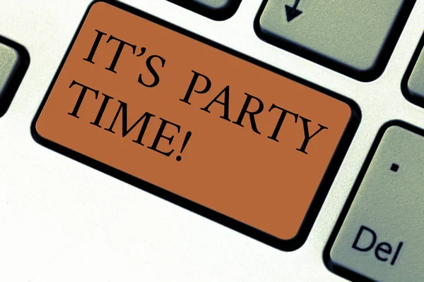 Scrittura concettuale a mano che mostra It S Party Time. Testo della foto aziendale Momento giusto per festeggiare divertiti a fare una discoteca per ballare Tasto tastiera Intenzione di creare un'idea di messaggio del computer . — Foto Stock