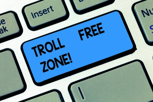 Scrittura concettuale a mano che mostra Troll Free Zone. Testo della foto aziendale Social network dove tolleranza e buona condotta è una politica Tastiera chiave Intenzione di creare idea di messaggio del computer . — Foto Stock