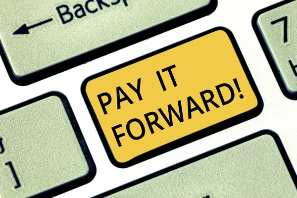 Manuscrito texto escrito Pay It Forward. Conceito significado Faça o pagamento uma certa quantidade de tempo após a compra Teclado chave Intenção de criar mensagem de computador pressionando ideia teclado . — Fotografia de Stock