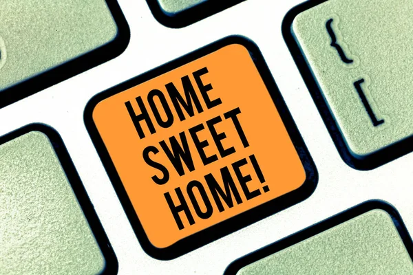 Home Sweet Home gösterilen metin işareti. Evi nihayet rahat duygu gevşek aile zaman klavye tuşuna basarak tuş takımı fikir bilgisayar ileti oluşturmak için niyet içinde kavramsal fotoğraf. — Stok fotoğraf