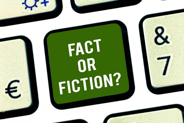 Escribiendo una nota que muestra Fact Or Fiction. Exhibición de fotos de negocios ¿Es cierto o es una duda falsa si algo es auténtico Teclado clave Intención de crear mensaje de computadora presionando el teclado idea . —  Fotos de Stock