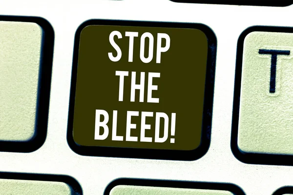 Manuscrito texto Stop The Bleed. Conceito significado Tratamento médico para parar o sangue que corre de lesão Teclado chave Intenção de criar mensagem de computador pressionando ideia teclado . — Fotografia de Stock