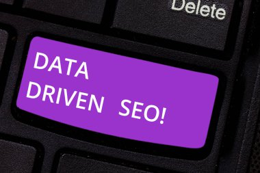 Veri odaklı Seo gösterilen metni işareti. Klavye tuşuna basarak tuş takımı fikir bilgisayar ileti oluşturmak için niyet pazarlama kavramsal fotoğraf arama motoru optimizasyon stratejileri Web sitesi.