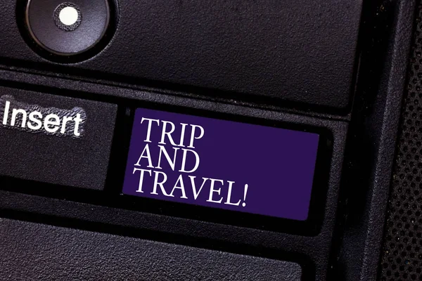 Texte Word Trip And Travel. Concept d'affaires pour les voyages pour les vacances joyeux heureux de connaître de nouveaux endroits Clé de clavier Intention de créer un message informatique appuyant sur l'idée de clavier . — Photo