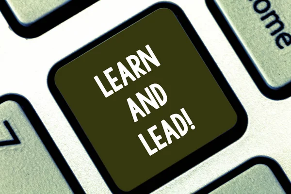 显示 "学习和领导" 的文本符号。概念照片提高技能和知识, 以适应领导键盘键意图创建计算机消息按键盘的想法. — 图库照片