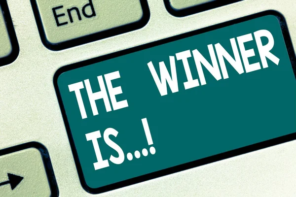 Handskrift text writing The vinnare är. Konceptet innebär tillkännagivande som vann en tävling seger på en konkurrens tangent avsikt att skapa dator meddelande genom att trycka på knappsatsen idé. — Stockfoto