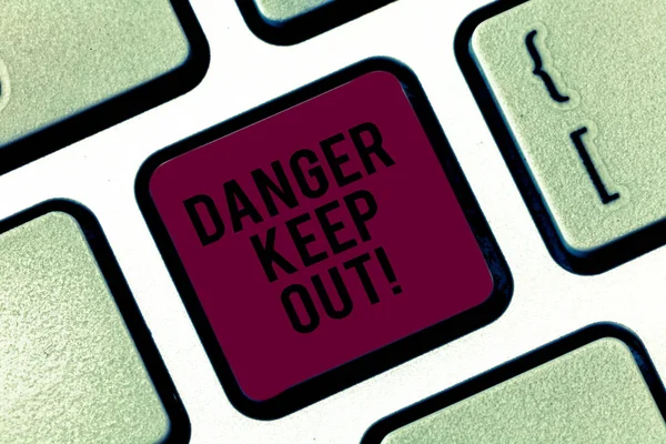 Tekst pisma niebezpieczeństwo Keep Out. Koncepcja znaczenie ostrzegania być alert pobyt z dala od tego punktu bezpieczeństwa znak klawisz na klawiaturze zamiar utworzyć wiadomość komputer naciskając klawisz klawiatury, pomysł. — Zdjęcie stockowe