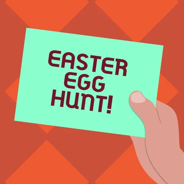 Manuscrito texto escrevendo Easter Egg Hunt. Conceito significado Busca especial estação trata presentes primavera tradição desenhado Hu análise mão segurando Apresentando branco cor papel papelão foto . — Fotografia de Stock