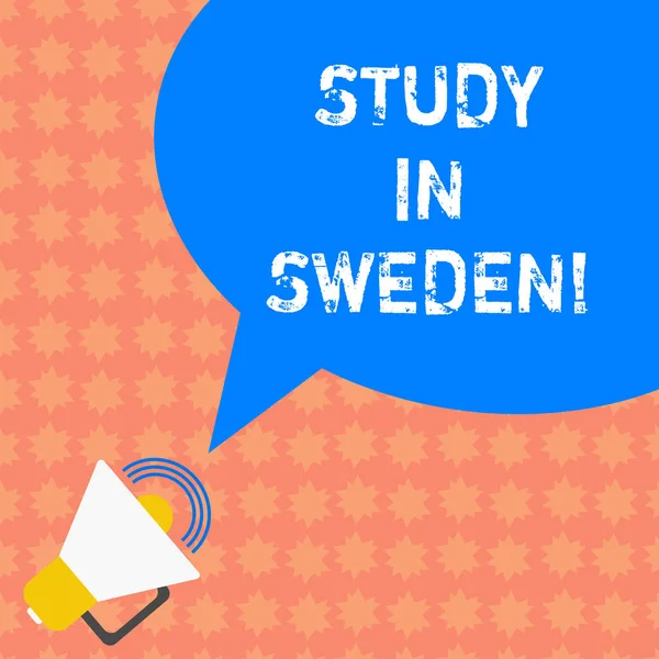 Escribiendo una nota que muestra Study In Sweden. Exposición de fotos de negocios Viaje al país europeo con fines educativos Megáfono con volumen de sonido Icono y color en blanco Discurso de la burbuja foto . — Foto de Stock