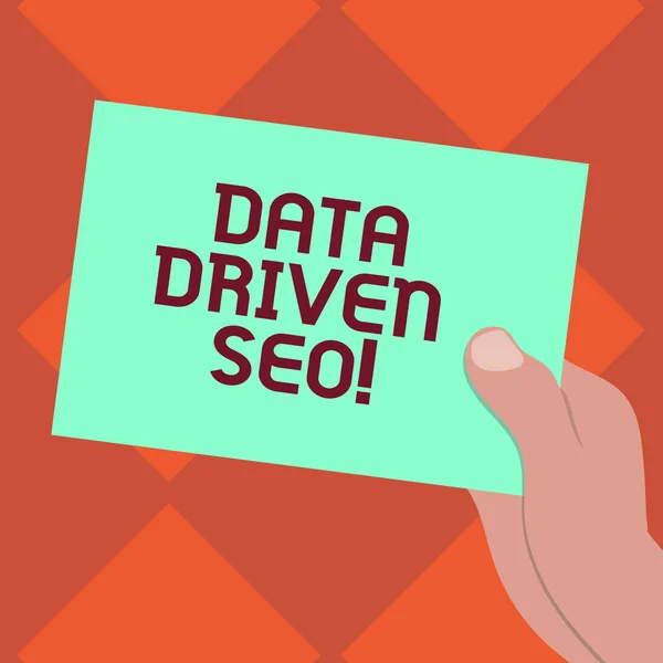 Handgeschreven tekst schrijven Data Driven Seo. Concept, wat betekent dat zoekmachine optimalisatie strategieën website marketing getrokken Hu analyse Hand Holding presenteren leeg kleur papier karton foto. — Stockfoto