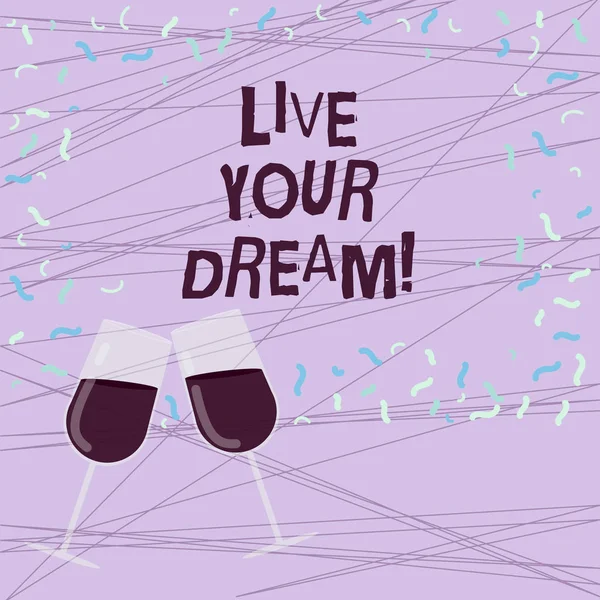 Word tekst intoetsen Live Your Dream. Businessconcept voor motivatie worden succesvolle inspiratie geluk doelen gevuld wijn glas roosteren voor viering met verstrooide Confetti foto. — Stockfoto