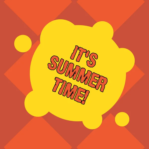Handgeschreven tekst schrijven het S zomertijd. Begrip betekenis Relax zonnige warme seizoen van het jaar vakantie strand reis leeg vervormd kleur ronde vorm met kleine cirkels abstracte foto. — Stockfoto