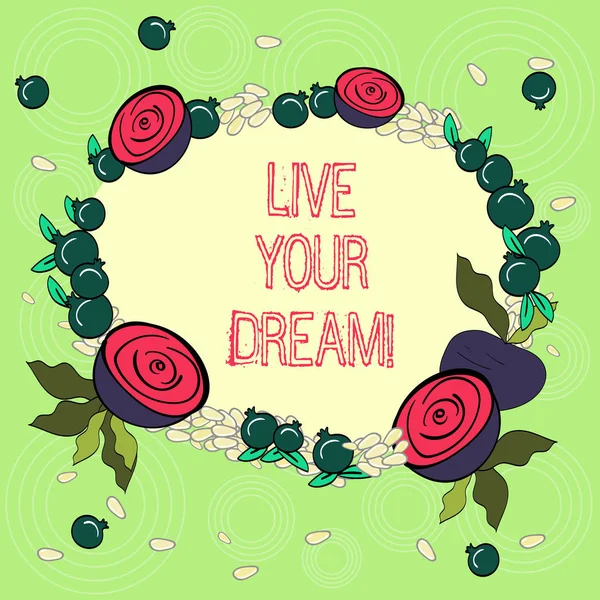 Sinal de texto mostrando Live Your Dream. Foto conceitual Motivação ser bem sucedida inspiração felicidade alcançar objetivos coroa floral feita de sementes minúsculas pequena romã brilhante e corte de beterraba . — Fotografia de Stock