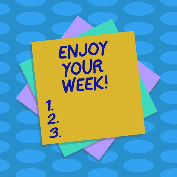 Textschreiben genießen Sie Ihre Woche. Business-Konzept für die besten Wünsche für den Beginn der Wochentage haben tolle Tage mehrere Schichten leerer Blätter Farbe Papier Karton Foto mit Schatten. — Stockfoto