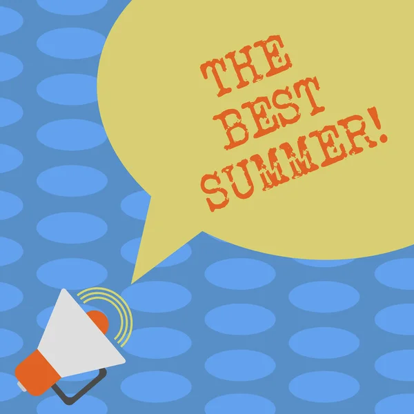 Текст "Лучшее лето". Бизнес-концепция для Великого солнечного сезона года, захватывающее время отдыха Мегафон со значком громкости звука и пузырем речи Blank Color . — стоковое фото