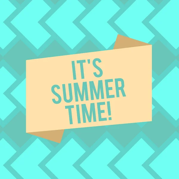 テキスト記号それの夏の時間を示します。発表ポスター年休暇ビーチ旅行空白色折りバナー ストリップ フラット スタイルの写真の概念的な写真リラックス晴れた暑い季節. — ストック写真