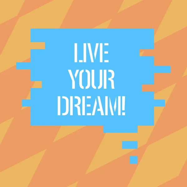 Text tecken visar Live Your Dream. Konceptuella foto Motivation vara framgångsrika inspiration lycka uppnå mål Blank färg pratbubblan i pussel bit form foto för Presentation annonser. — Stockfoto