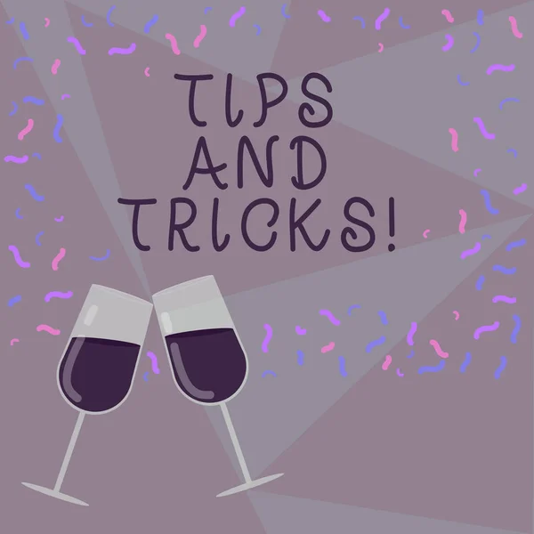 Signo de texto que muestra consejos y trucos. Foto conceptual Pasos La vida hacks Consejos útiles Recomendaciones Habilidades Llenado Copa de vino Brindis para la celebración con la foto dispersa Confetti . — Foto de Stock