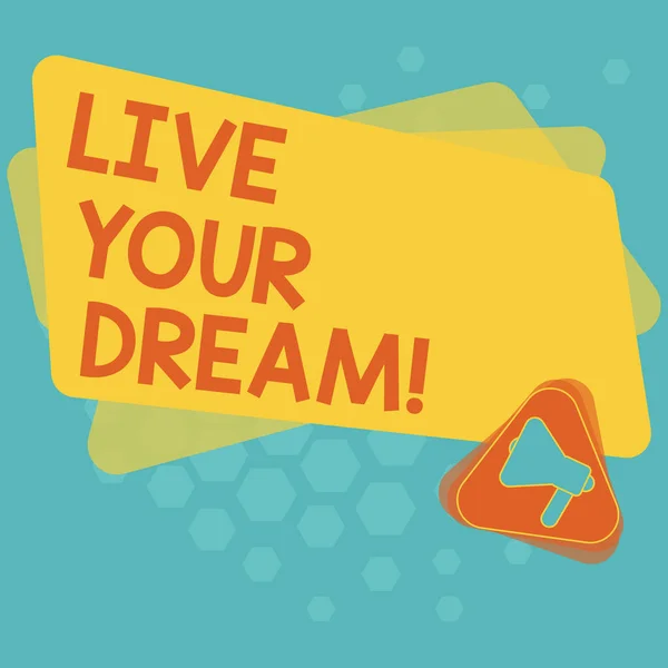 Ordet skriva text Live din dröm. Affärsidé för Motivation vara framgångsrika inspiration lycka nå mål Megaphone inuti triangeln och Tom färgrektangeln för tillkännagivande. — Stockfoto