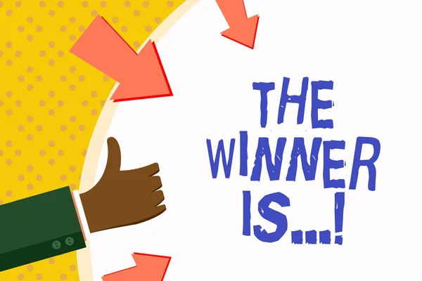 Word het schrijven van tekst de winnaar Is. Bedrijfsconcept voor het aankondigen van wie won een wedstrijd overwinning op een competitie. — Stockfoto
