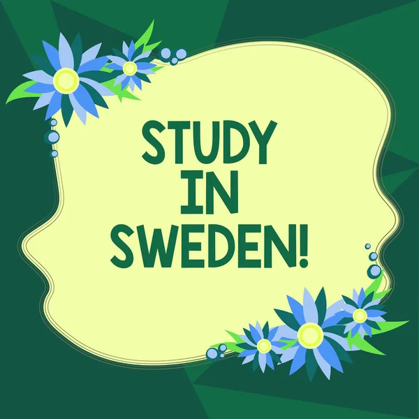 Escribiendo una nota que muestra Study In Sweden. Exposición de fotos de negocios Viaje al país europeo con fines educativos Color desigual en blanco Forma con flores Frontera para tarjetas Anuncios de invitación . — Foto de Stock