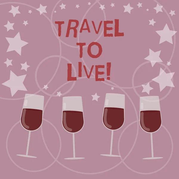 Word tekst intoetsen Travel To Live. Businessconcept voor Get kennis en spannende avonturen door te gaan op TRIP's gevuld wijn Cocktail glazen met verspreide sterren als Confetti Roemer. — Stockfoto