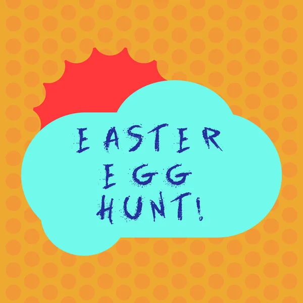 Uwaga: pisanie Wyświetlono Easter Egg Hunt. Biznes zdjęcie prezentujący wyszukiwanie sezon specjalne traktuje prezentuje tradycja wiosna słońce ukrywanie za puste puszysty kolor chmura dla reklamy Poster. — Zdjęcie stockowe