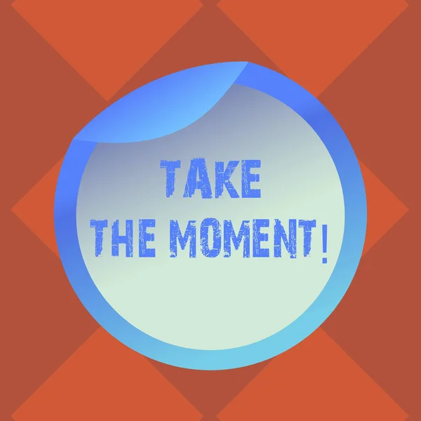 Manuscrito texto escrito Take The Moment. Conceito significado Aproveite o dia e a oportunidade ser feliz otimista positivo Embalagem da garrafa Recipiente de caixa de tampa em branco Fácil de abrir capa de vedação de folha . — Fotografia de Stock