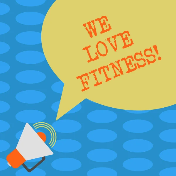 Texto de escrita de palavras We Love Fitness. Conceito de negócio para ter afeto por exercícios esportivos boa dieta saudável Megafone com ícone de volume de som e cor em branco Speech Bubble foto . — Fotografia de Stock