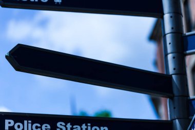 Alan mavi tahta işaret üstünde asılı üzerinde kopyalayın. Ticari alanı olan boş mavi Pano.