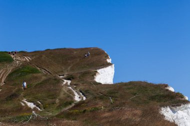 Güzel manzara uçurum ve güneşli bir günde sakin deniz ile. Tatil kavramı kopya alanı ile.