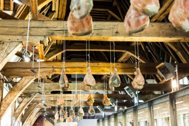 Jambon tavandan sarkan Ahşap Kirişler bağımlısı. Geleneksel şekilde kurutma et. Domuz jambon havada kurutma.