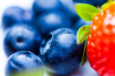 Ahududu böğürtlen ve çilek tabakta. Doğa ve gıda kavramı görüntü plaka üzerinde taze meyve ile.