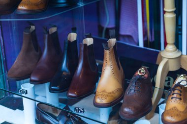 Vitrin fiyat etiketleri ile yepyeni erkek ayakkabı. Moda ve stil kavramı görüntü.